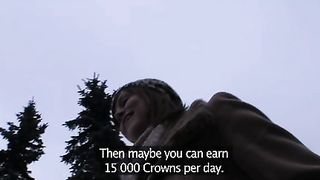 Brunetta amatoriale incinta scopa per denaro