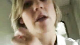 Bionda gli succhia il cazzo in treno