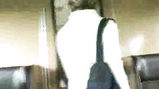 Bionda gli succhia il cazzo in treno