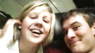 Bionda gli succhia il cazzo in treno