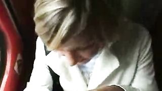 Bionda gli succhia il cazzo in treno