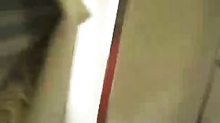 Bionda gli succhia il cazzo in treno