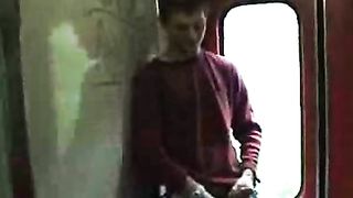 Bionda gli succhia il cazzo in treno