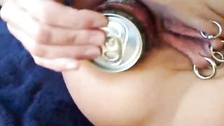 Una mano nella fica e una lattina in culo