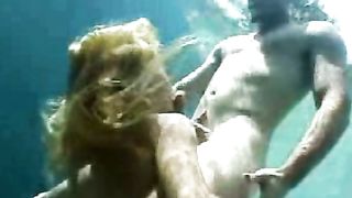 Coppia scopa sott’acqua