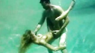 Coppia scopa sott’acqua