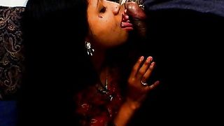 Sesso a tre con una timida indiana