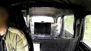 Anteprima del video: Ragazza amatoriale paga con la sua pussy