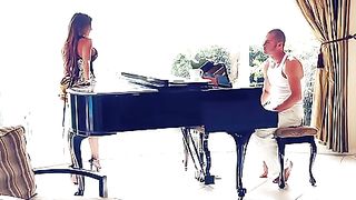 Cameriera francese scopata mentre lavora