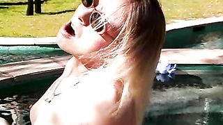 Signora bionda si masturba sul bordo della piscina