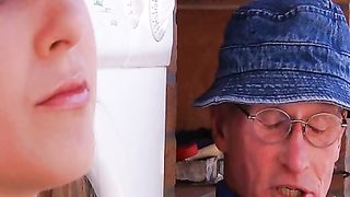 Anteprima del video: Vecchio scopa eccitante biondina