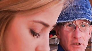Vecchio scopa eccitante biondina
