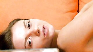 Splendida troietta si masturba