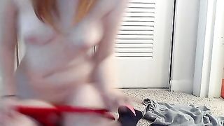 Teen rossa amatoriale con gli occhiali