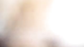 Latina si masturba e squirta in webcam