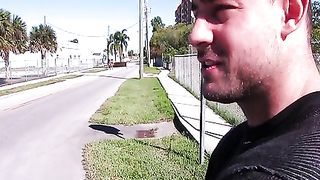 Piccola teen tatuata succhia e sega