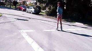 Piccola teen tatuata succhia e sega