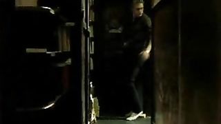 Teen magra scopata sul tavolo