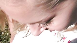 Calda bionda tedesca chiavata outdoor