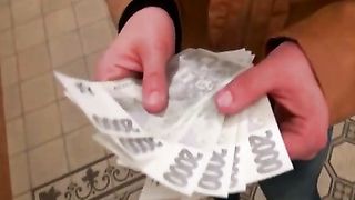 Biondina mostra le tette in ascensore