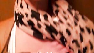 Biondina mostra le tette in ascensore