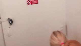 Biondina mostra le tette in ascensore