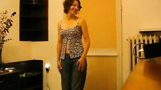 Anteprima del video: Striptease di una studentessa