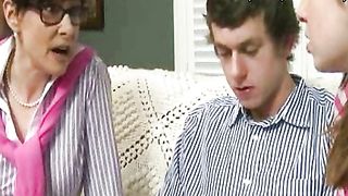 Scopa con sua madre e la sua ragazza