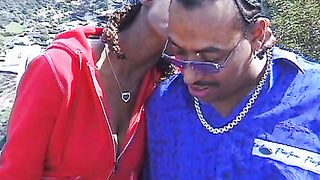 Anteprima del video: Coppia ebony scopa