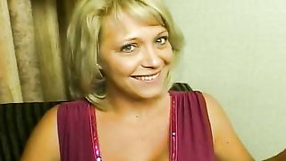 Anteprima del video: Milf tettona bionda