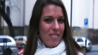 Pompino in pubblico da tettona amatoriale