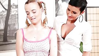 Zoccoletta scopata in casa da coppia sposata