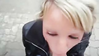 Bionda cagna succhia in pubblico