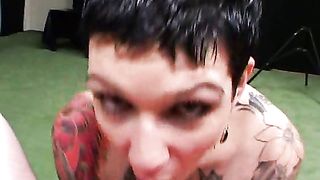 Milf amatoriale super tatuata