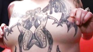 Milf amatoriale super tatuata