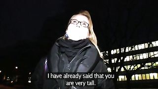 Studentessa biondina abbordata per strada