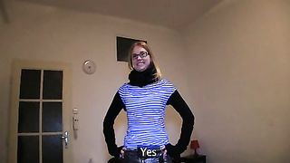 Studentessa biondina abbordata per strada