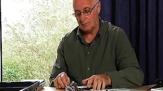 Anteprima del video: Vecchio si scopa una teenager