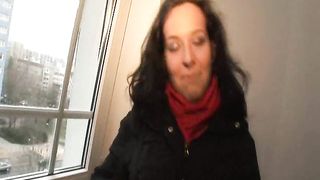 Magnifica bruna con tette naturali