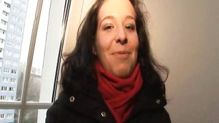 Magnifica bruna con tette naturali