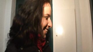 Magnifica bruna con tette naturali