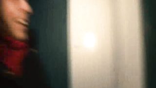 Magnifica bruna con tette naturali