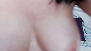 Dildo tra grosse tette naturali