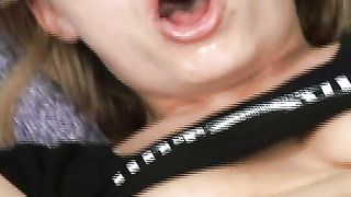 Lexi Daniels si masturba la figa