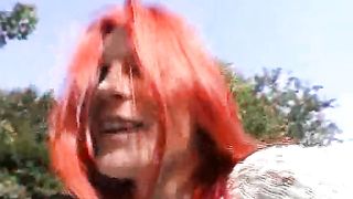 Anteprima del video: Cougar seduce due giovani lesbiche