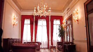 Bionda fottuta da due cazzi