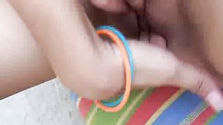 Brunetta si mette le dita nella fica