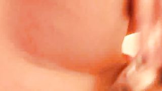 Emo teen si infila un dildo in culo