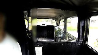 Anteprima del video: Bionda milf fa pompino in taxi