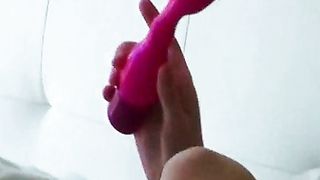 Spiata dal fidanzato mentre si masturba